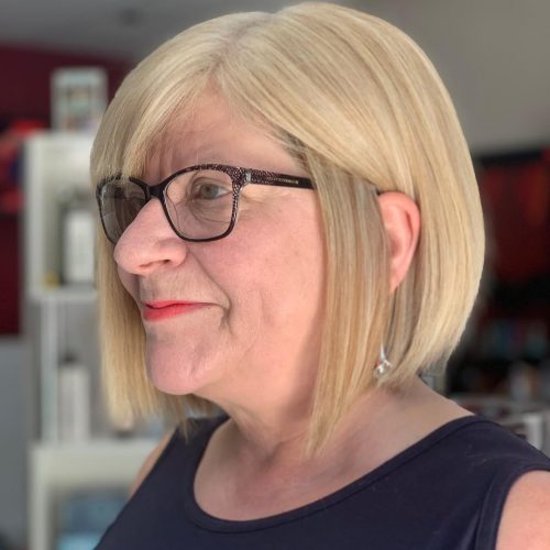 Bob court blond lisse pour les femmes de 60 ans et plus