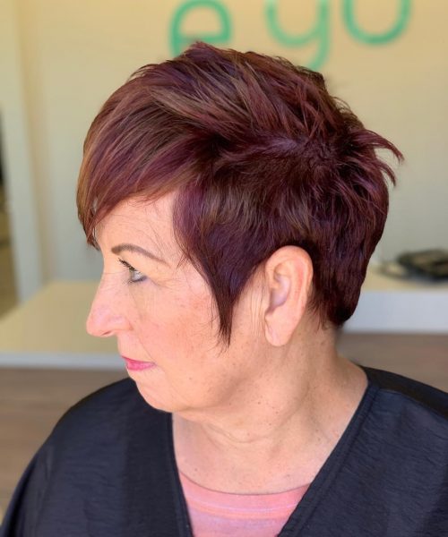 Coupe Pixie asymétrique pour les femmes de plus de 60 ans