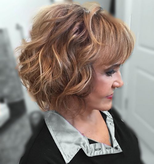 Coiffure avec boucles au menton pour les femmes plus âgées