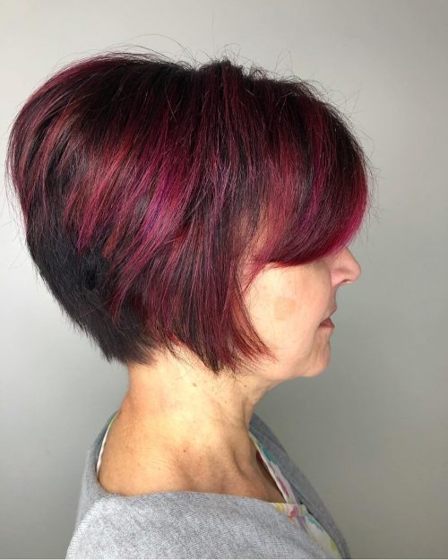 Merveilleuse coupe de cheveux en coin pour les femmes de plus de 60 ans.