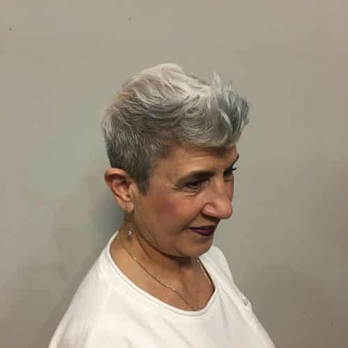 Coupe Pixie pour les femmes de 60 ans aux cheveux fins.