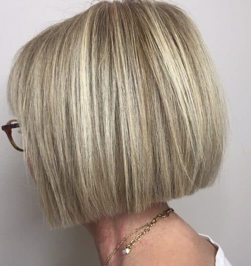 Modern Blunt Bob pour plus de 60 ans cheveux raides
