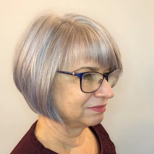 Coupe avec encadrement du visage pour les femmes de 60 ans avec des lunettes.