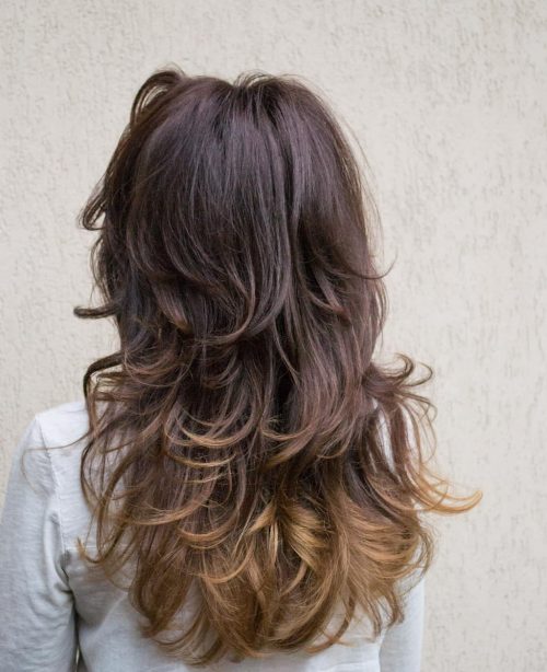 Cheveux ombrés de couleur bourgogne à caramel