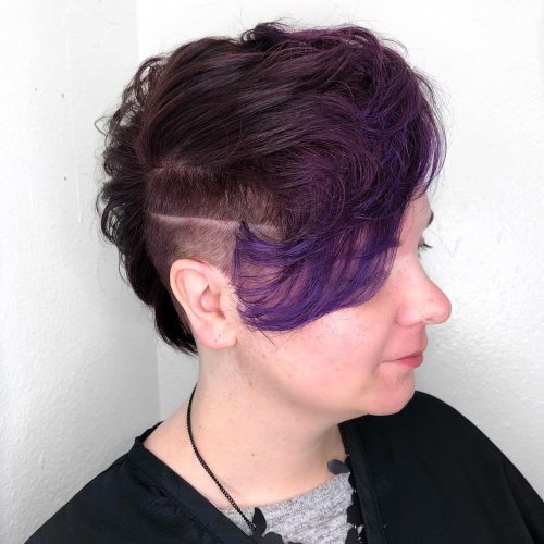 Ombre pourpre foncé à pourpre clair sur une coupe Pixie