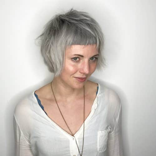 coupe de cheveux courte et cunéiforme avec frange arrondie