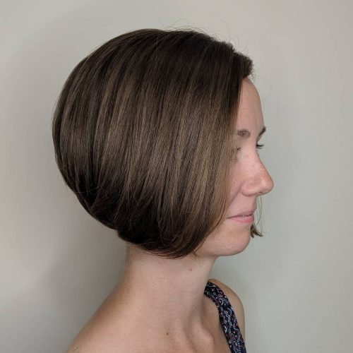 Coupe de cheveux très courte en coin