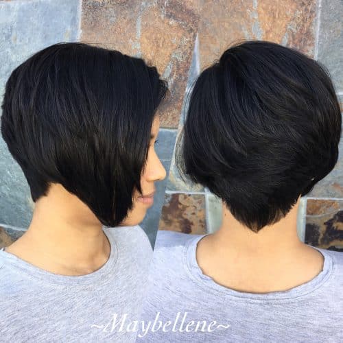 Coupe cunéiforme stylée au niveau du menton
