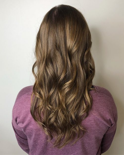 Cheveux châtain clair avec des mèches brun moka