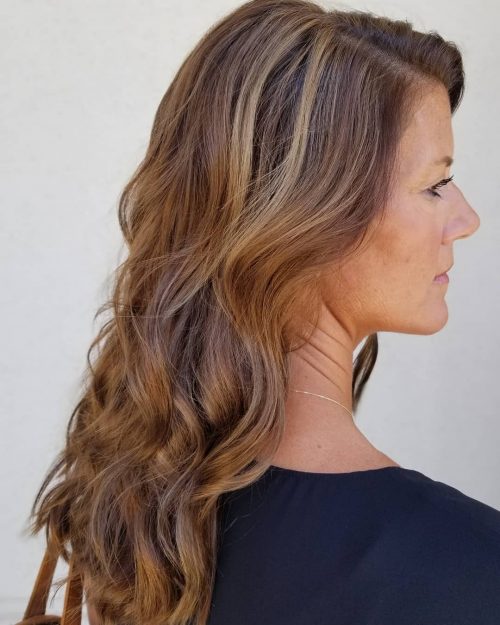 Mèches basses d'aspect naturel pour cheveux châtains