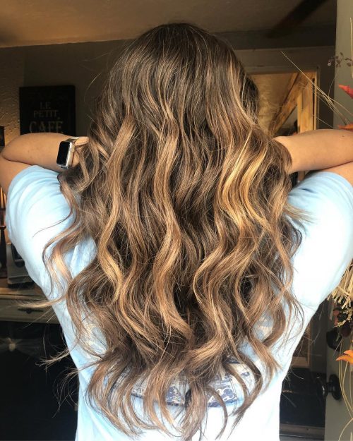 Cheveux marron miel avec des mèches marron chocolat