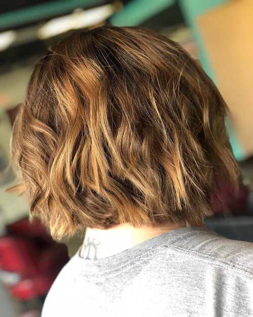 Mèches caramel foncé pour une couleur de cheveux brun moyen
