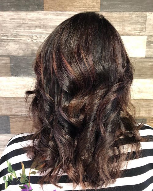Mèches rouges foncées pour cheveux bruns foncés