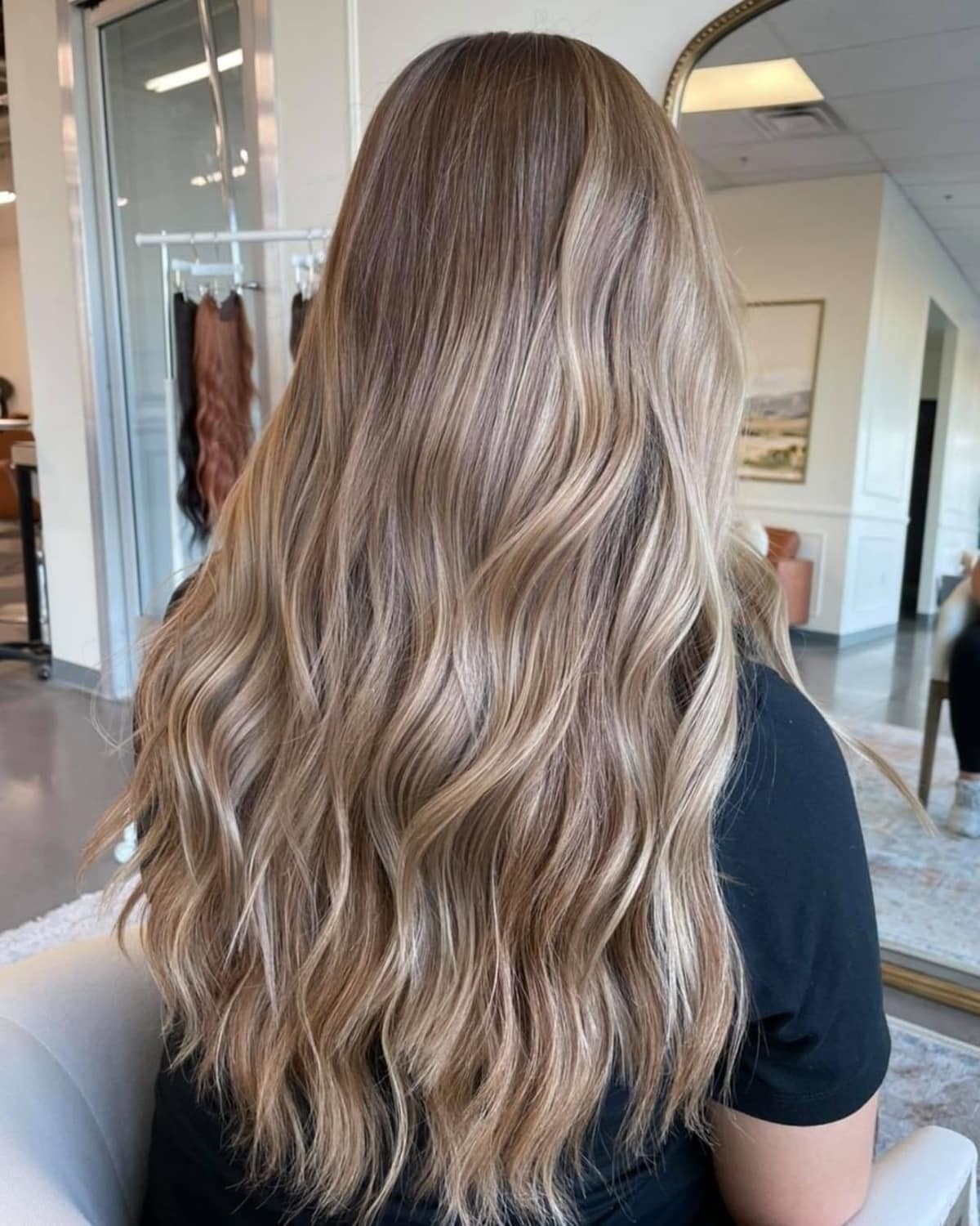 Mèches marron clair sur cheveux blonds