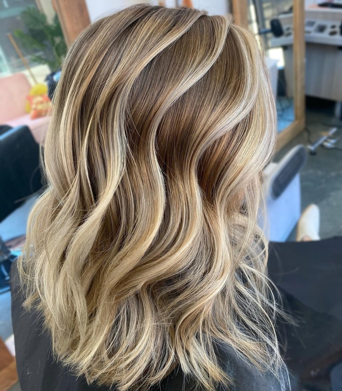Cheveux châtain moyen avec des mèches blondes plus claires