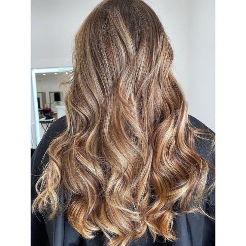 Cheveux longs bruns avec des reflets beiges
