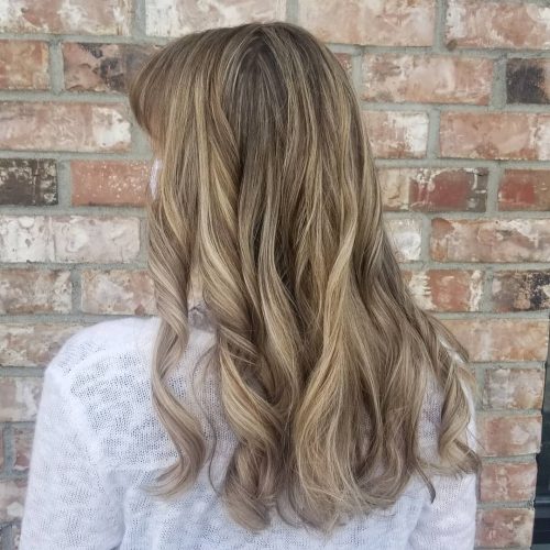 Mèches brunes pour les femmes aux cheveux châtain clair
