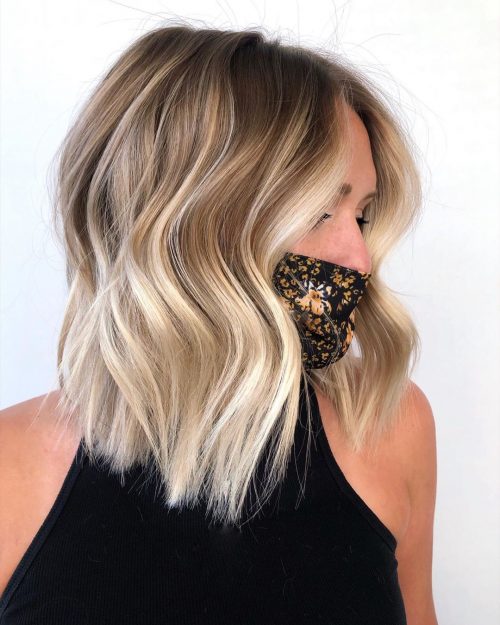 Lobe brun clair avec des pointes blondes aux tons froids