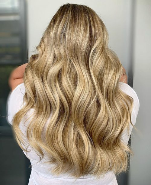 Cheveux blonds dorés avec des mèches dorées