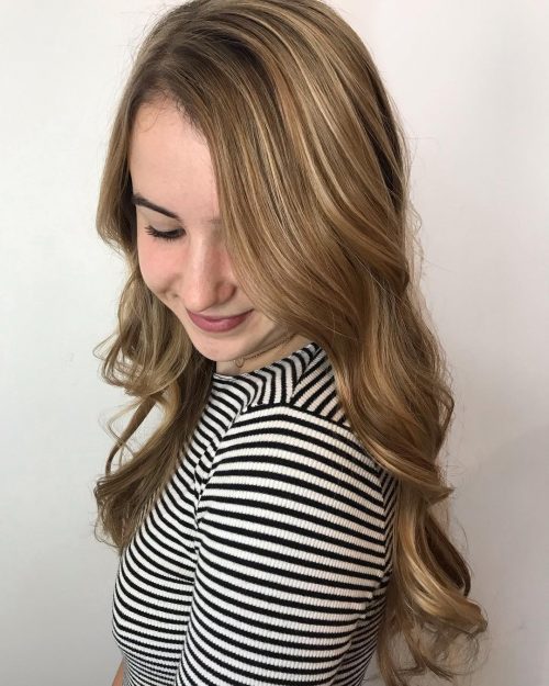 Mèches caramel sur cheveux châtain caramel clair