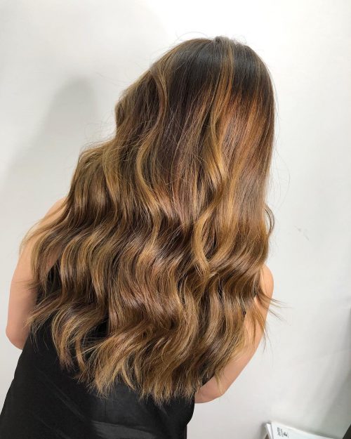 Mèches blondes sur cheveux bruns clairs