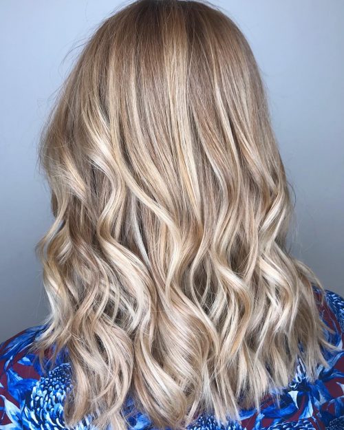 Cheveux châtain clair avec des reflets blonds