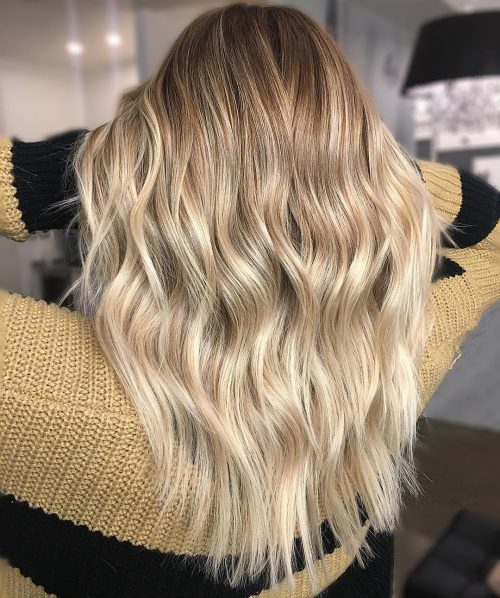 Base brun châtain clair avec des reflets blond platine