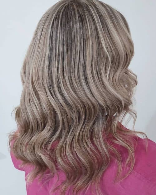 Cheveux châtain cendré clair avec des reflets blond clair
