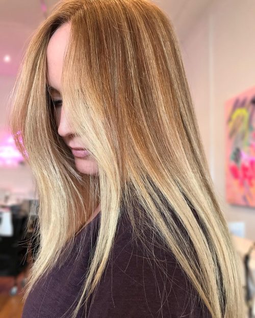 Cheveux bruns Auburn clairs avec des mèches blondes pour les cheveux longs.