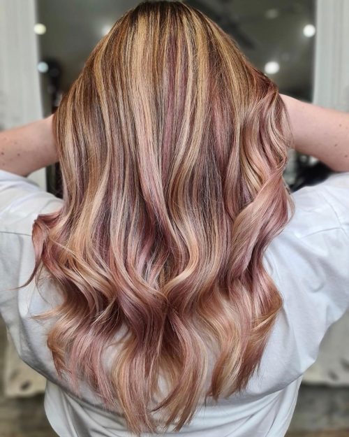 Mèches blond-fraise sur cheveux châtain-sablé
