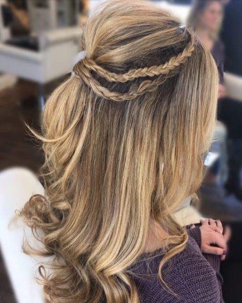 Photo d'un half updo accrocheur avec des chaînes tressées.