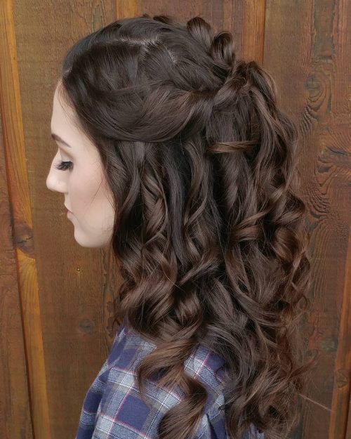 Photo d'une magnifique coiffure bouclée pour cheveux bruns expressifs.