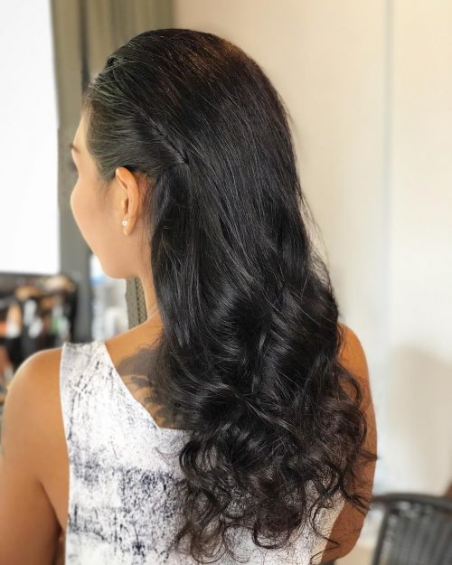 Photo de longues boucles noires de jais pour une sortie en soirée.