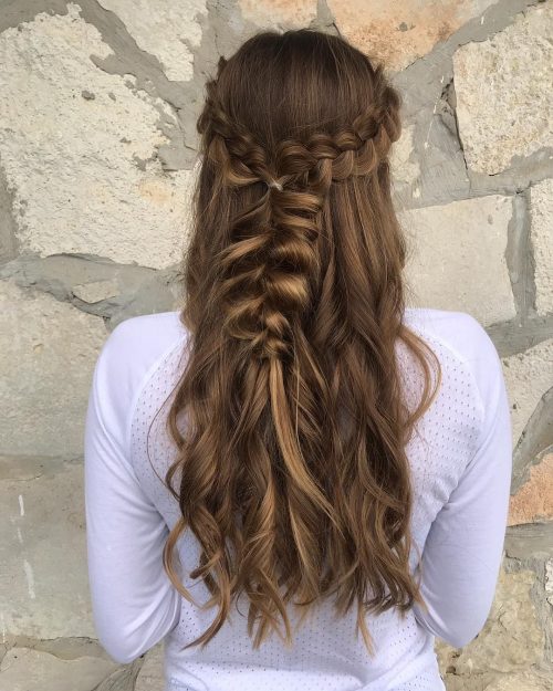 Photo d'une tresse remarquable pour de longs cheveux bruns cendrés.