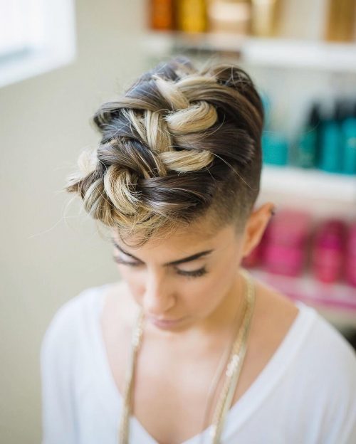 Photo d'une coiffure de fête avec une coupe tressée.
