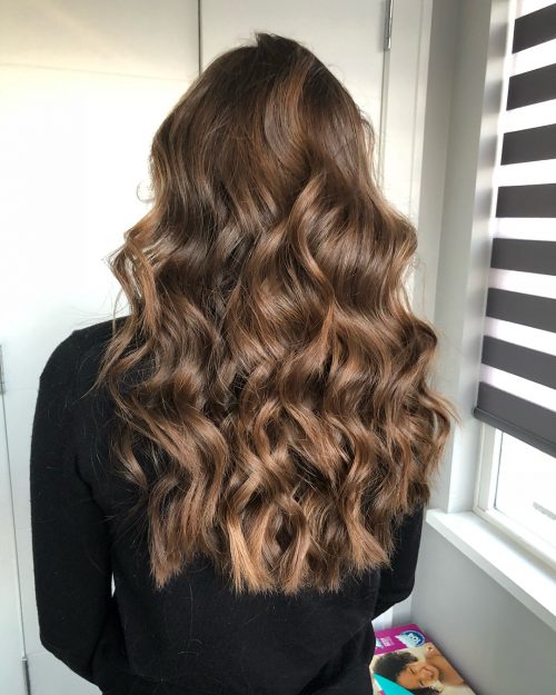Photo d'une coiffure de fête à vagues complètes