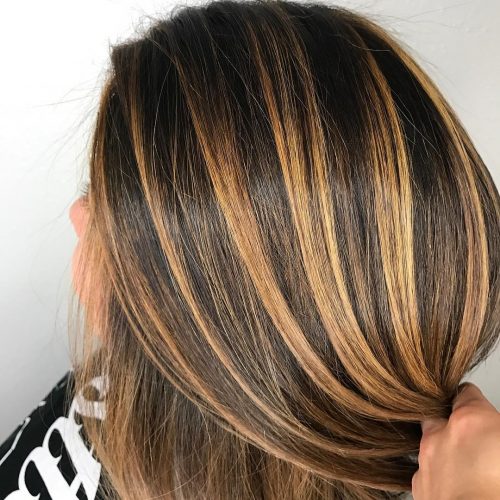 Mèches dorées sur cheveux noirs