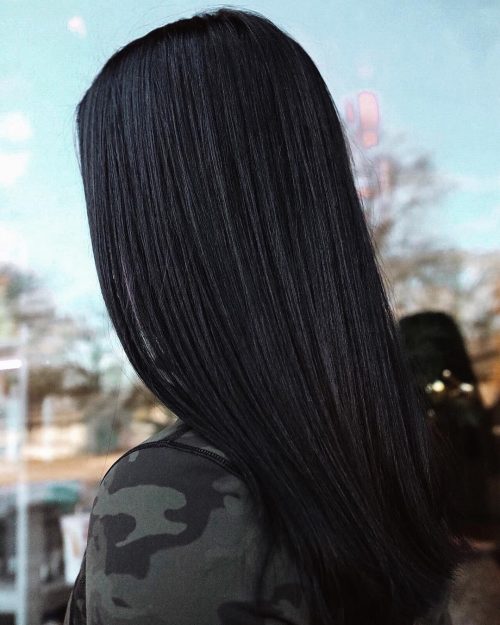 Cheveux longs et raides noirs de jais