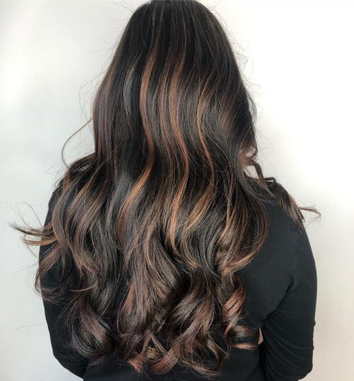 Cheveux noirs avec mèches