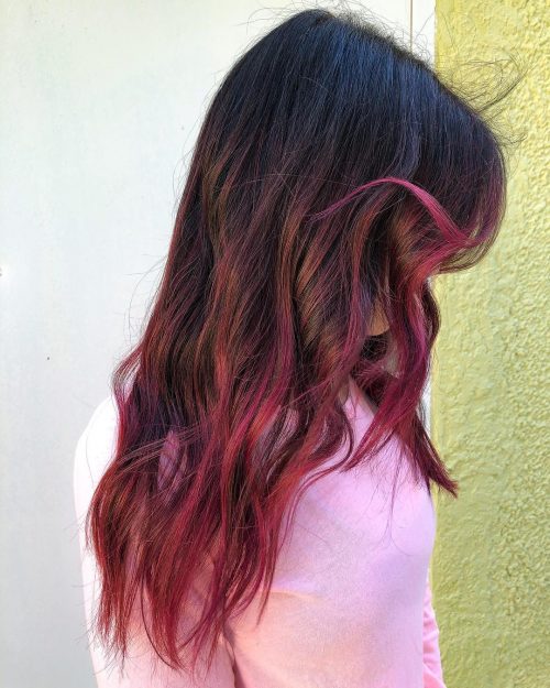 Cheveux noirs avec mèches roses
