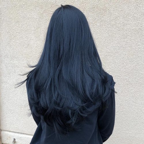 Avec une teinte bleue