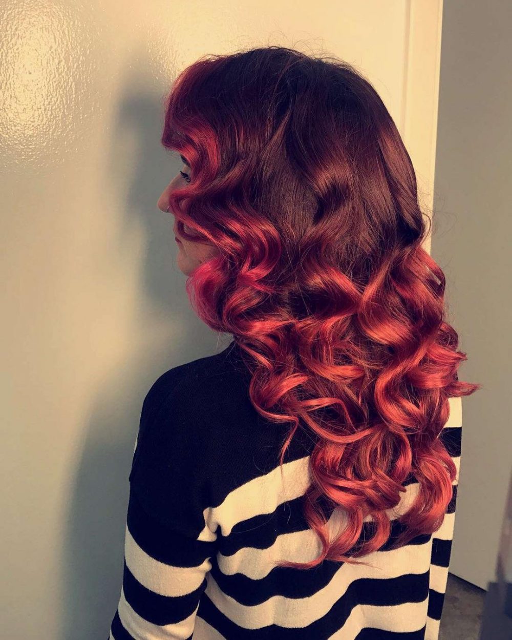 Coiffure en ondulations sèches avec les doigts
