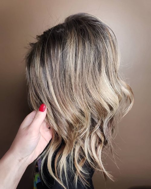 Cheveux blond champagne avec des racines foncées