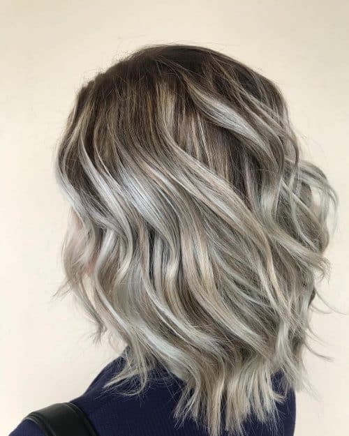 Blond cendré avec racines brunes