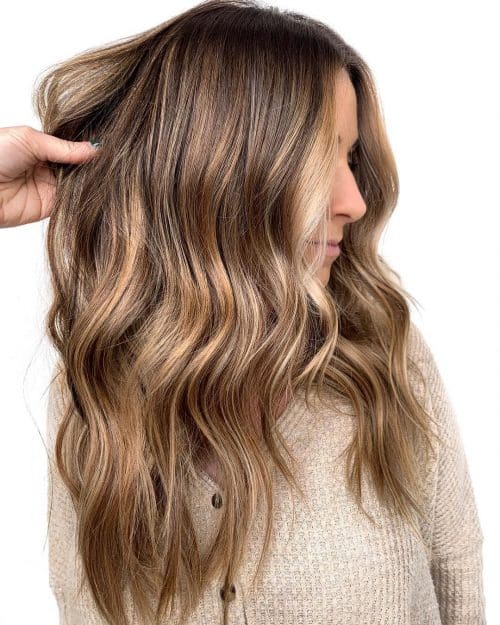 Racines foncées sur cheveux blonds ensoleillés