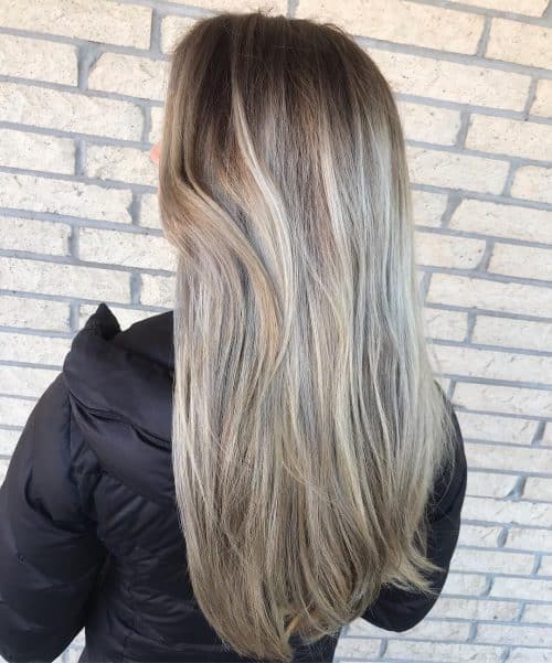 Balayage blond avec racines foncées fondues