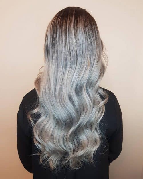 Blond argenté avec des racines foncées à maturité