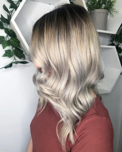 Blond glacé avec racines foncées étirées