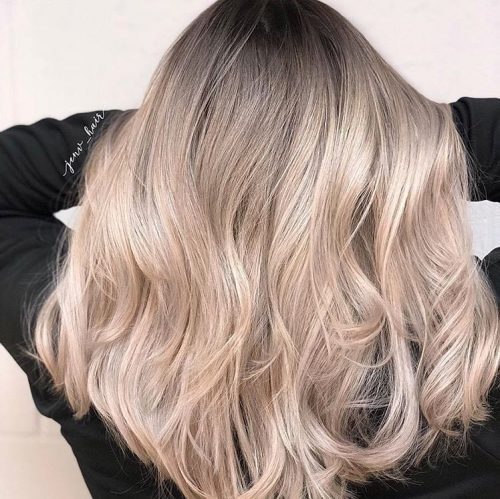 Blond clair avec des racines plus foncées