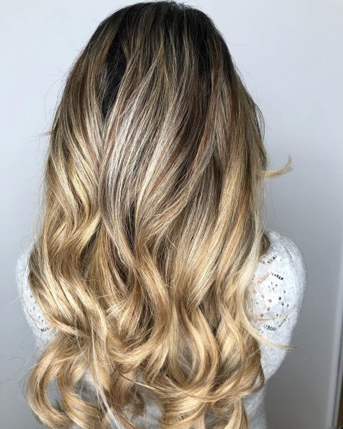 Blond foncé avec racines noires